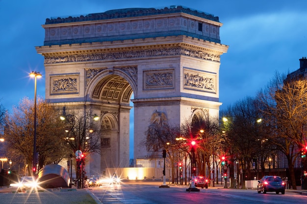 El arco triunfal en la noche lluviosa París Francia