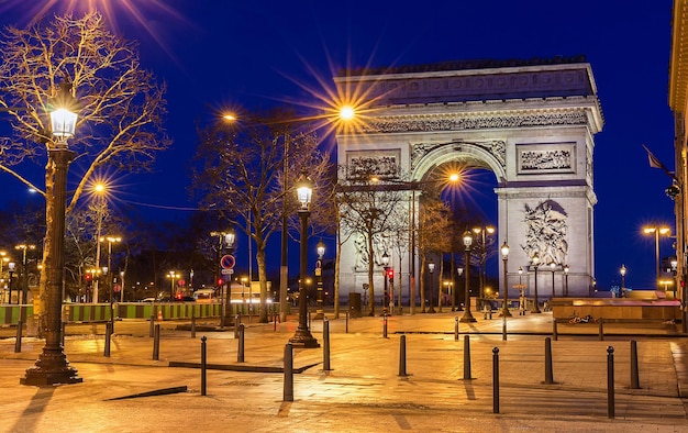 Foto el arco triunfal en la noche parís francia