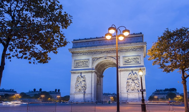 El arco triunfal en la noche París Francia