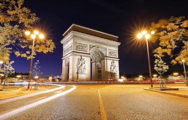 Foto el arco triunfal en la noche parís francia