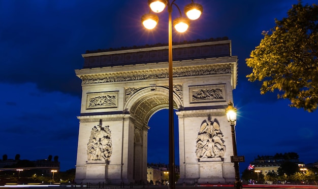 El arco triunfal en la noche París Francia