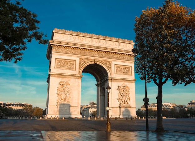 El arco triunfal en la noche París Francia