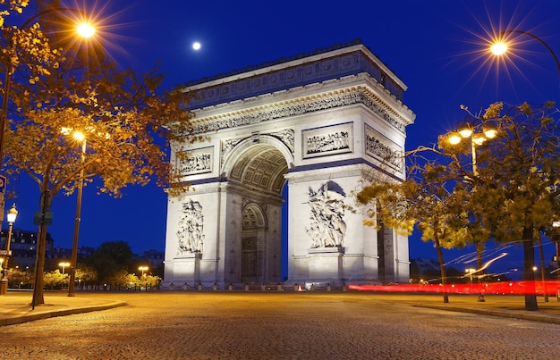 El arco triunfal en la noche París Francia