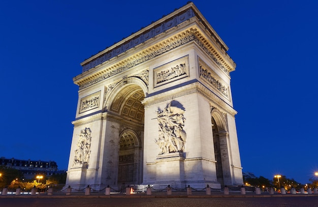 El arco triunfal en la noche París Francia