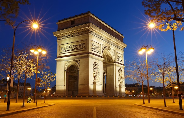 El arco triunfal en la noche París Francia