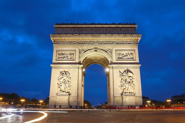 El arco triunfal en la noche París Francia