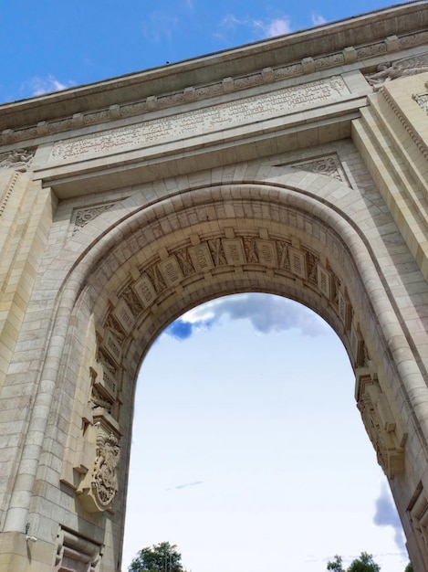 Foto arco del triunfo en bucarest, rumania