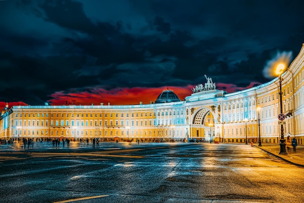 Arco de Triunfo del edificio de la Sede General en la Plaza del Palacio San Petersburgo Rusia