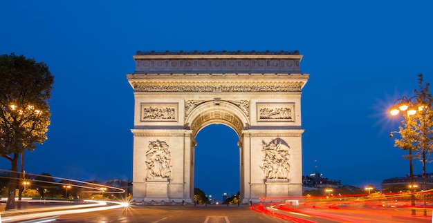 El Arco del Triunfo en la noche París