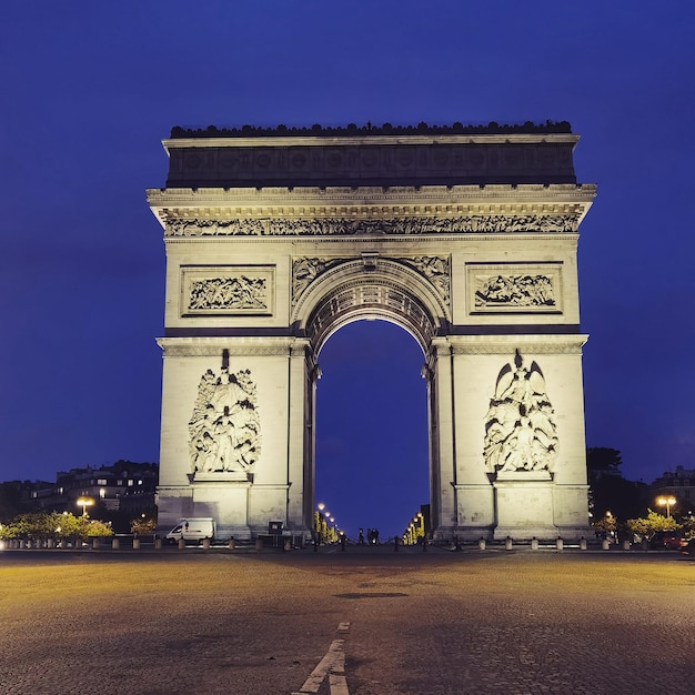 Foto el arco del triunfo de parís por la noche