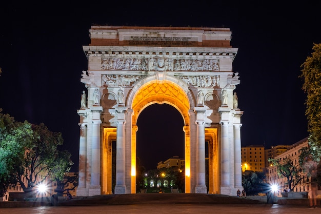 Arco de la victoria en la noche en Génova