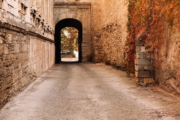 Arco vintage e passagem entre edifícios antigos na rua da cidade