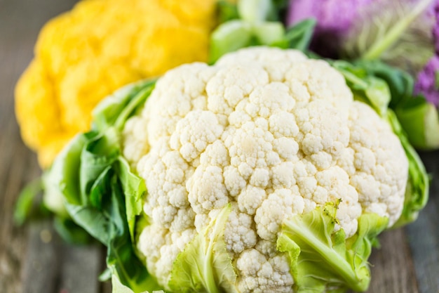 Arcoíris de coliflor orgánica del mercado local.