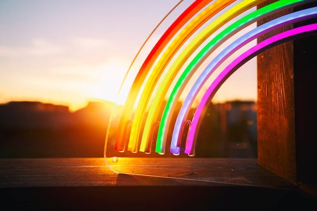 El arcoíris de neón led al atardecer.