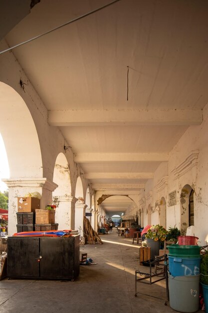 Arcos de arquitectura colonial rodeados de vegetación juegos de luces y sombras en el interior del espacio materiales naturales