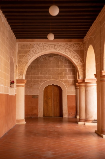 Arcos de arquitectura colonial rodeados de vegetación juegos de luces y sombras en el interior del espacio materiales naturales