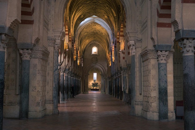 Arcos y columnas de la MezquitaCatedral de Córdoba Andalucía España