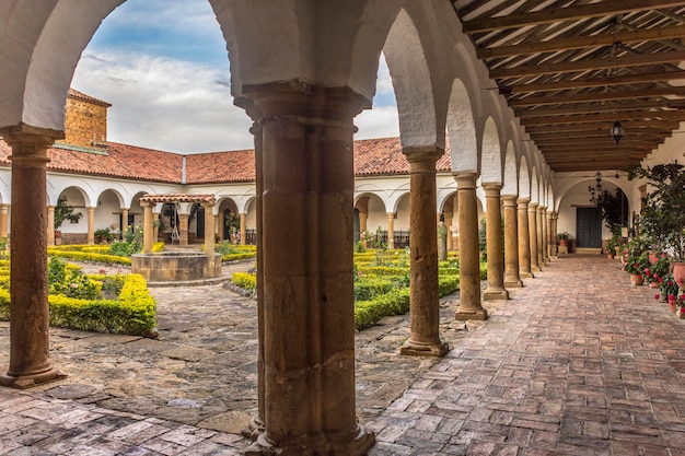 Arcos, columnas y patio colonial con pozo