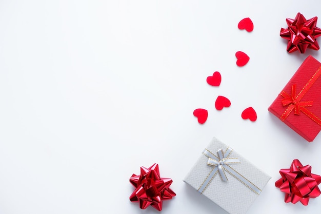 Arcos de caixas de presente e corações vermelhos em um fundo branco amam romance de parabéns férias