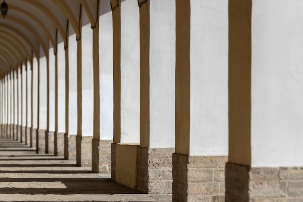 Arcos de um edifício histórico em perspectiva