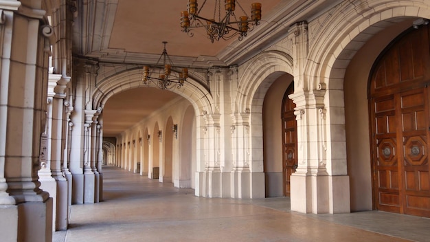 Foto arcos e colunas da arquitetura colonial espanhola san diego balboa park