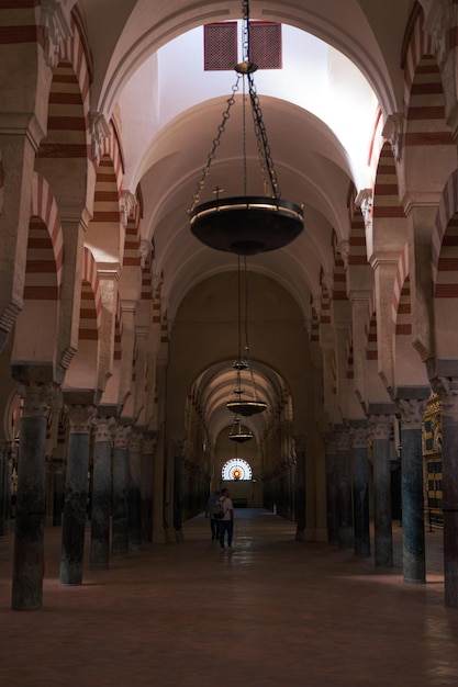 Arcos e colunas da mesquitacatedral de córdoba andaluzia espanha