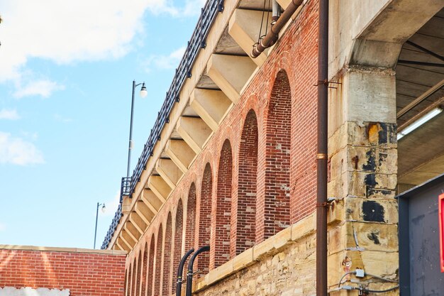 Arcos de ladrillo bajo las vías del tren del área urbana de la ciudad