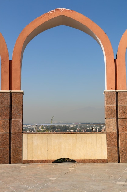 Arcos de mármol exterior Shakarparian Hills en Islamabad, Pakistán