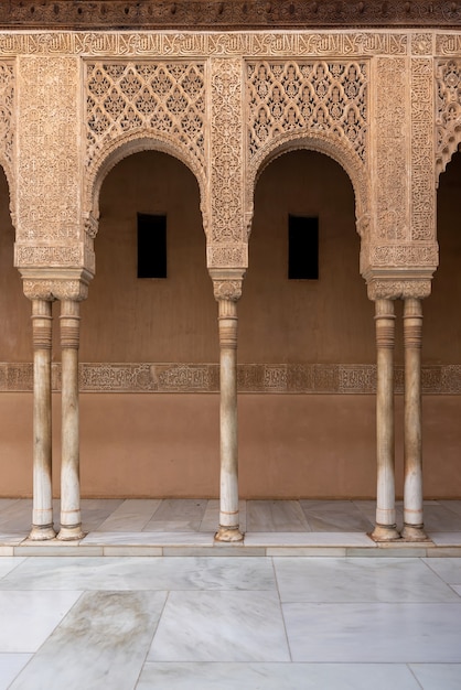 Arcos mouros no Tribunal dos Leões em Alhambra, Granada, Espanha