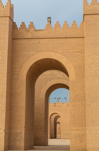 Arcos nas grandes muralhas da Babilônia restauradas por Saddam Houssein. Babilônia, Iraque
