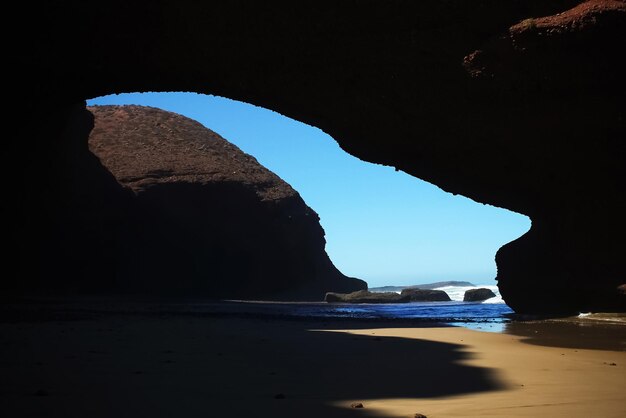 Arcos naturais e grandes rochas na costa atlântica de marrocos