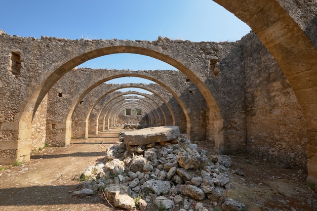 Arcos de piedra en un jardín del monasterio