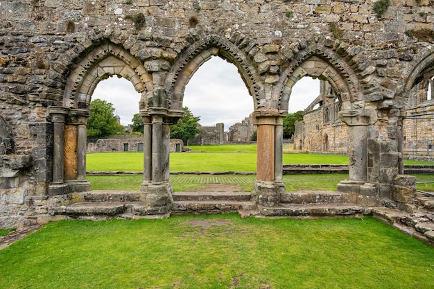 Arcos de piedra medievales en las ruinas de la catedral de St Andrews en Escocia