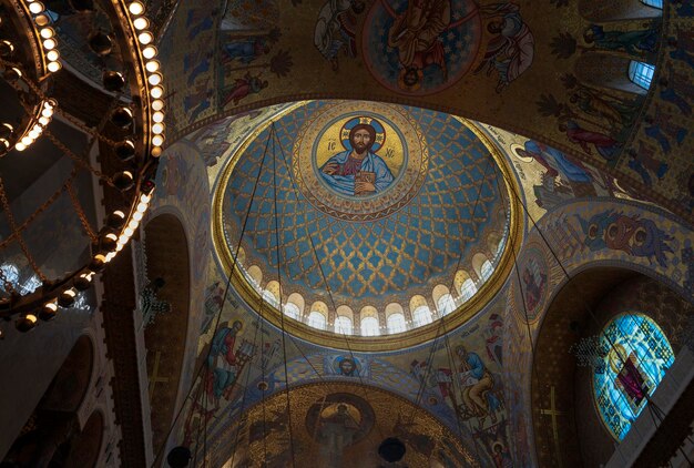 Foto arcos pintados de la catedral naval de san nicolás en kronstadt san petersburgo rusia