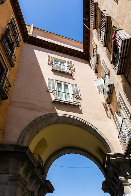 Arcos de la Plaza Mayor de Madrid en España. Lugar turístico en el centro de Madrid