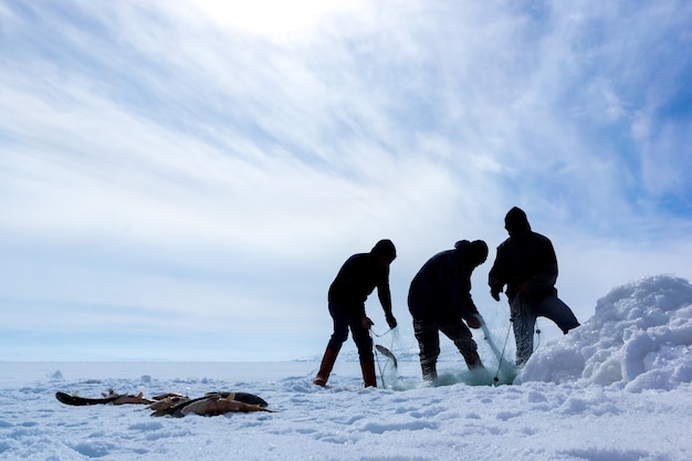 Ardahan, Turquia - 15 de fevereiro de 2014: Pesca de inverno no lago Cildir congelado na província de Ardahan.