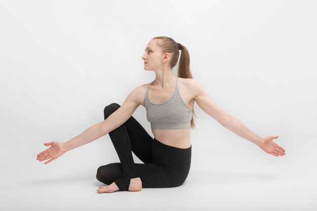 Imagen De La Mujer Envejecida Media Sonriente En La Ropa De La Aptitud Que  Hace Ejercicios El Estirar Y De La Yoga El Meditar Y a Imagen de archivo -  Imagen de