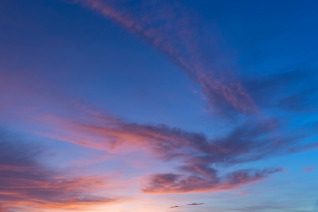 Ardiente cielo del atardecer naranja