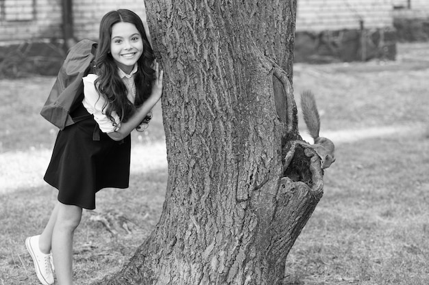 Esta ardilla es linda Niño feliz parado en el árbol 1 de septiembre Regreso a la escuela Día del conocimiento Educación escolar Enseñanza privada Tiempo escolar Bienvenido otoño