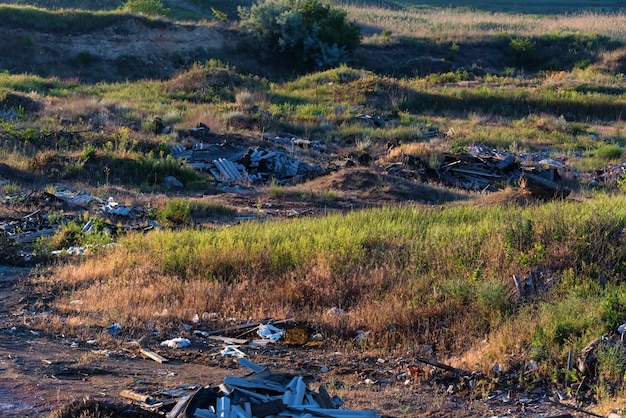 Ardósia quebrada em restos de construção de um aterro sanitário