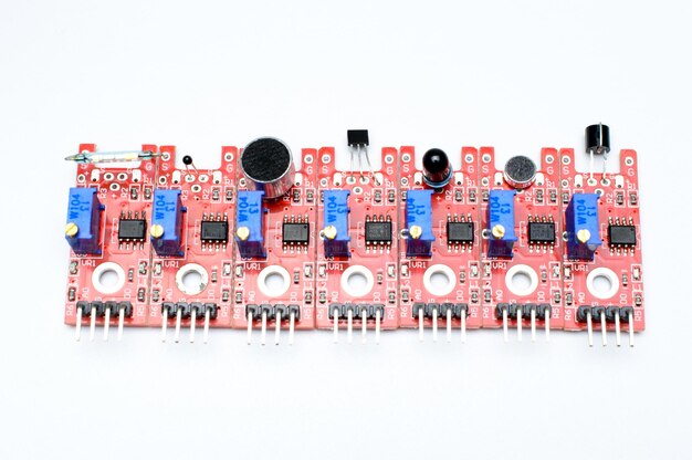 Arduino DIY-Module auf weißem Hintergrund. Selektiver Fokus. Rote Leiterplatte. Blaue Potentiometer.