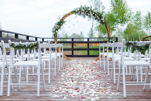 Área de la ceremonia de boda en el bosque, cerca del río en el muelle