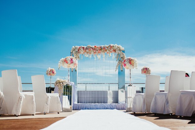 Área de ceremonia de boda, decoración de sillas de arco.