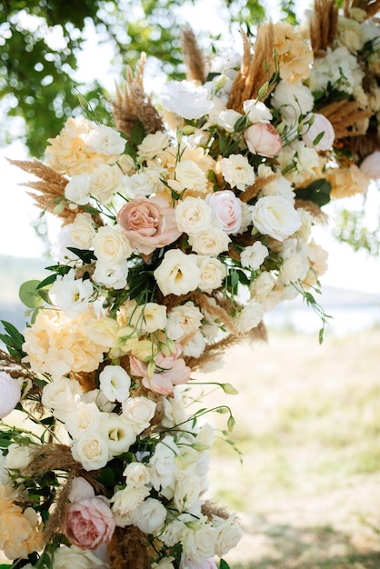 Foto Área de ceremonia de boda con flores secas en un prado en un bosque verde