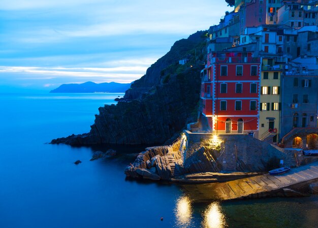 En el área de Cinque Terre, Rio Maggiore es una de las ciudades más hermosas: Blue hour