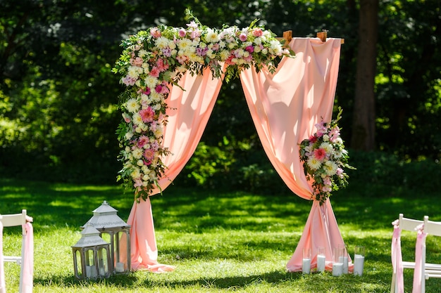 Área da cerimônia de casamento no parque arco retangular de madeira decoração rústica