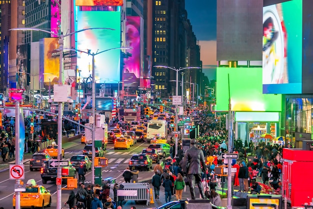 Área da times square com arte e comércio em neon, uma rua icônica de manhattan na cidade de nova york, estados unidos