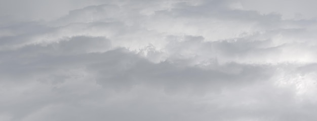 Foto Área de cloudscape dramática. nuvens escuras. fundo de nuvens de tempestade. imagem em tom cinza claro