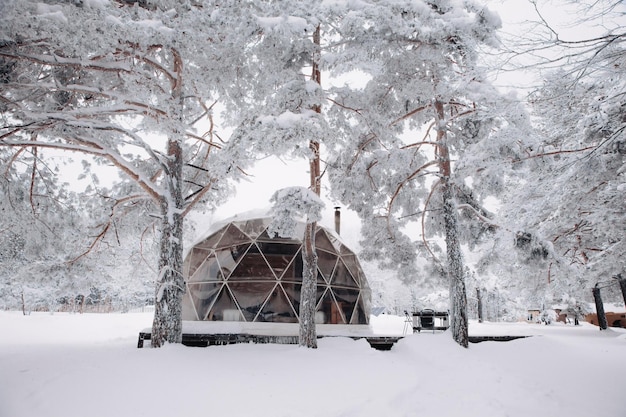 Área de glamping com tenda de cúpula de churrasco e despensa no inverno nevado ao ar livre