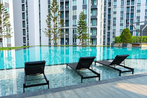 Área de lazer com piscina em um moderno condomínio residencial. samui, tailândia - 02.08.2020